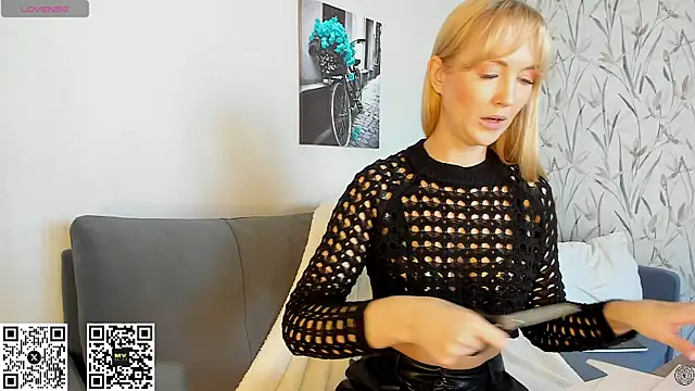 Snapshot of HotyPlays chatting on September 14, 12:14 pm HotyPlays online show from September 14, 12:14 pm