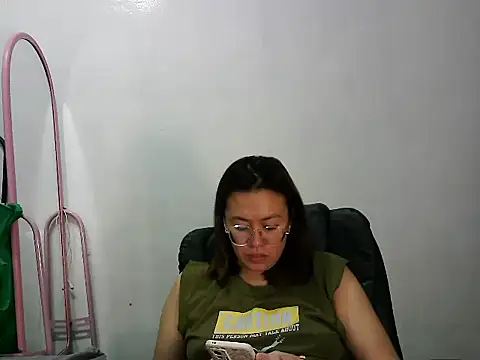 Snapshot of crizzybel chatting on December 2, 8:48 am crizzybel online show from December 2, 8:48 am