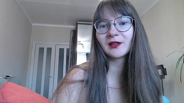 Snapshot of KiraGoldens chatting on October 4, 4:29 am KiraGoldens online show from October 4, 4:29 am