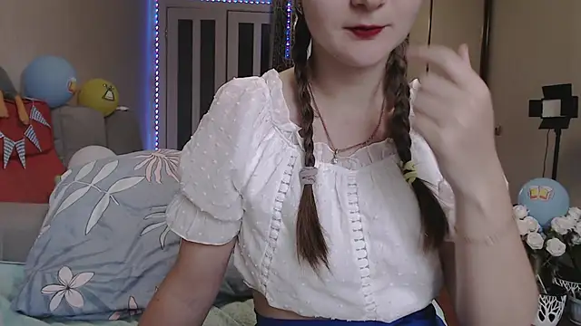 Snapshot of KiraGoldens chatting on September 23, 6:44 am KiraGoldens online show from September 23, 6:44 am