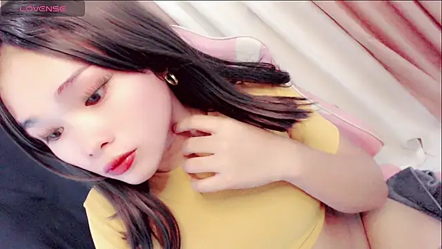 kylamooree online show from April 24, 1:03 pm