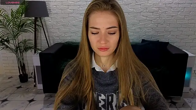 Snapshot of Adelyna_Bird chatting on October 5, 6:18 am Adelyna Bird online show from October 5, 6:18 am