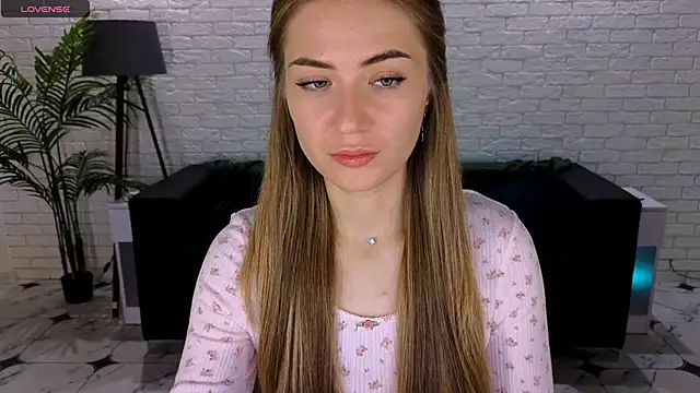 Snapshot of Adelyna_Bird chatting on September 22, 6:56 am Adelyna Bird online show from September 22, 6:56 am