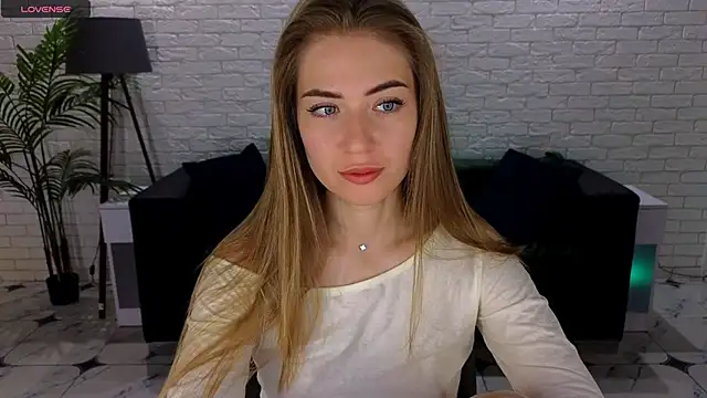 Snapshot of Adelyna_Bird chatting on September 16, 6:21 am Adelyna Bird online show from September 16, 6:21 am