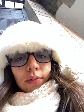 Maggie Fox3 online show from April 12, 9:06 pm