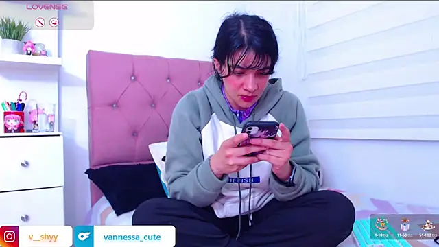 Snapshot of Vannessa__Shy chatting on September 26, 12:30 am Vannessa Shy online show from September 26, 12:30 am