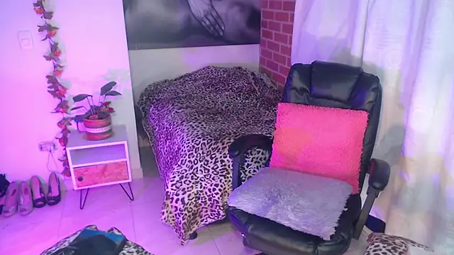 Snapshot of agnes_blackmoree chatting on September 16, 2:30 am agnes blackmoree online show from September 16, 2:30 am