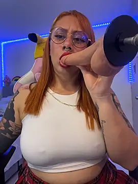 Luna Paris  online show from February 10, 11:30 pm