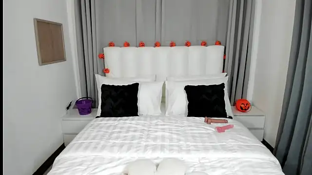 Snapshot of LustfulMonica chatting on October 18, 12:36 am LustfulMonica online show from October 18, 12:36 am