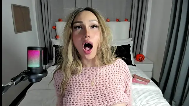 Snapshot of LustfulMonica chatting on October 19, 1:07 am LustfulMonica online show from October 19, 1:07 am