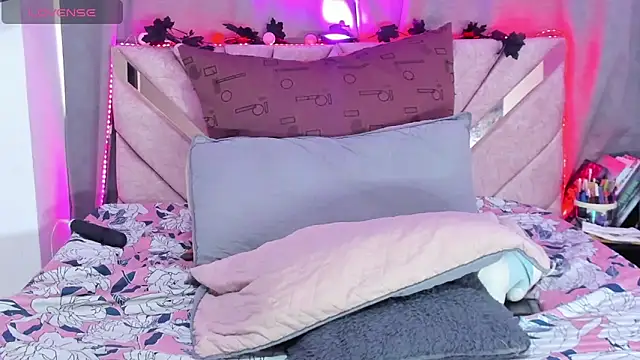 CheryBlossomm online show from March 15, 10:45 pm