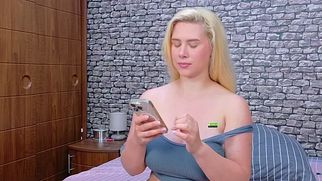 CuteBlondeMe online show from July 6, 5:59 pm