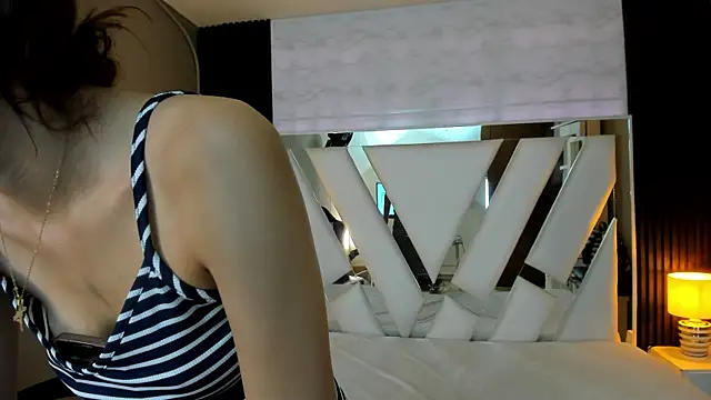 Linda4Petite online show from December 22, 6:00 pm