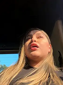 lunablossom  online show from January 17, 9:00 pm