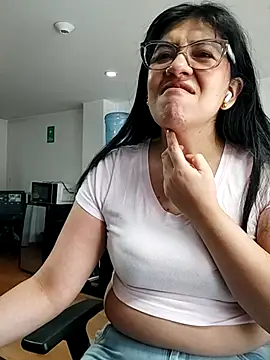 aisha latina online show from June 25, 2:40 pm