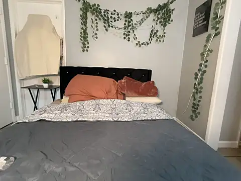 linalooove online show from October 8, 8:13 pm