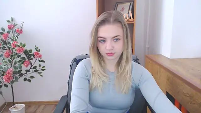Snapshot of CrazyGloria chatting on October 20, 5:43 am CrazyGloria online show from October 20, 5:43 am