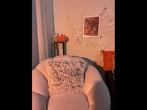 Snapshot of loolla_23 chatting on November 1, 1:43 am loolla 23 online show from November 1, 1:43 am