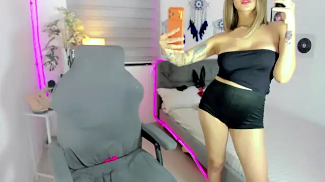 AlexandraMooree online show from January 8, 10:58 pm