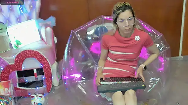 Skinygirl online show from March 10, 12:14 am