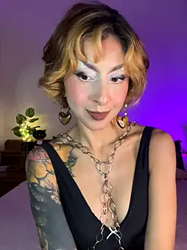 Snapshot of Cinamoonn chatting on October 7, 6:34 pm Cinamoonn online show from October 7, 6:34 pm