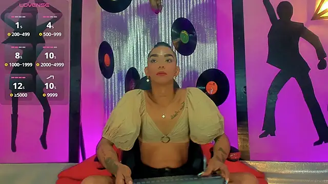 nickyminach  online show from November 13, 7:13 pm