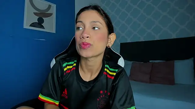 Snapshot of cora_22 chatting on October 1, 12:43 pm cora 22 online show from October 1, 12:43 pm