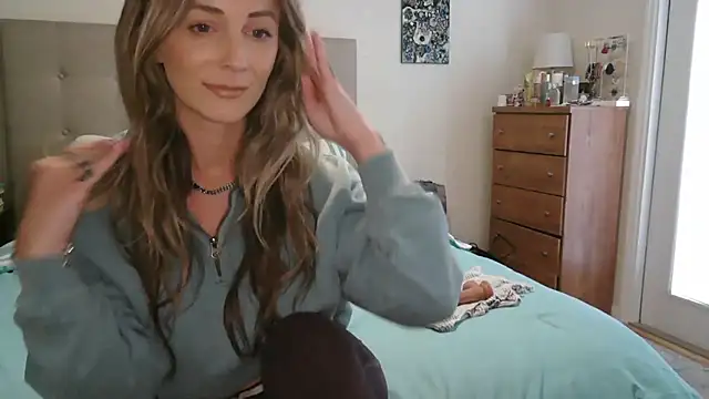 Heyitsmee33 online show from February 28, 4:28 pm