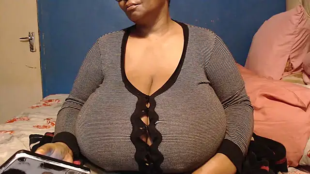 Snapshot of CUTEFIRMMELONSS chatting on October 1, 3:44 am CUTEFIRMMELONSS online show from October 1, 3:44 am