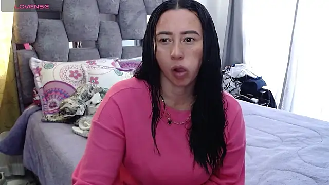 Snapshot of sara_hott_1 chatting on October 17, 2:53 pm sara hott 1 online show from October 17, 2:53 pm