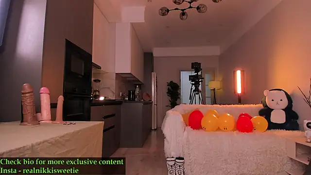 nikkisweetie online show from June 1, 4:14 am