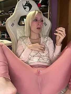 bunnydark00 online show from May 10, 5:42 am