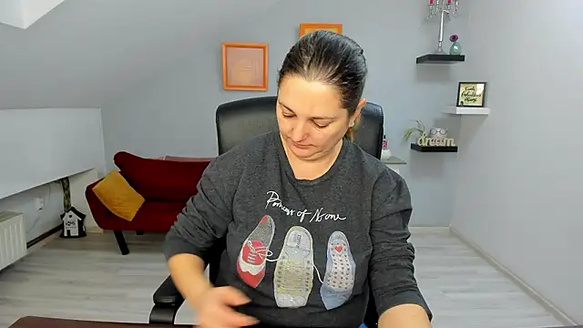 LollaGirl online show from February 3, 4:10 am