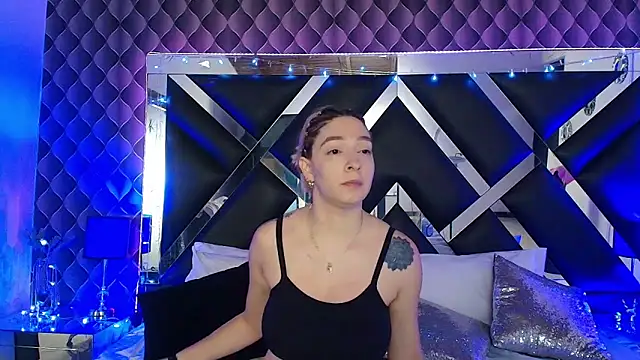 victoriaa lee  online show from April 13, 7:47 pm