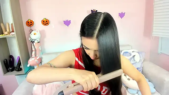 Snapshot of tinysara chatting on October 6, 5:07 pm tinysara online show from October 6, 5:07 pm