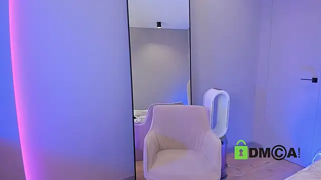 Wallflowerr online show from November 22, 7:05 pm