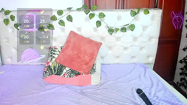 Snapshot of Andrea_Williams24 chatting on September 12, 2:35 pm Andrea Williams24 online show from September 12, 2:35 pm