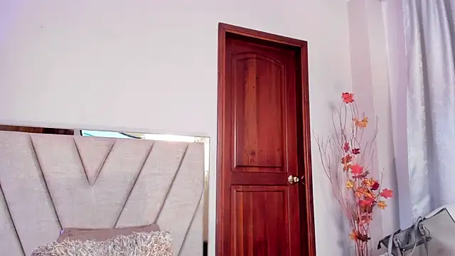 Nina Cavaali online show from November 10, 6:03 pm