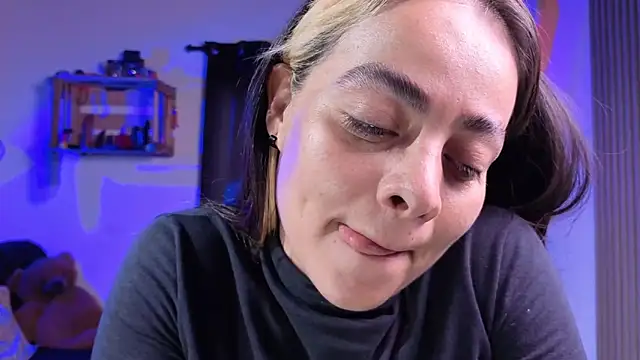 Cuttiealice online show from November 30, 11:47 am