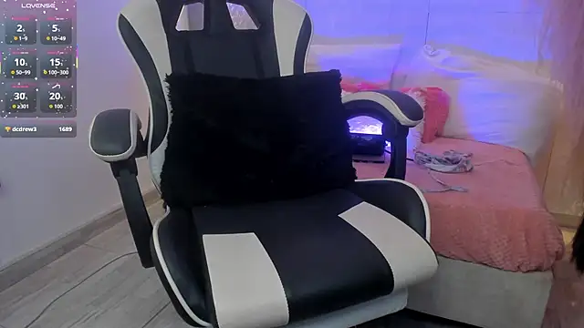 dominique25  online show from July 23, 1:58 am