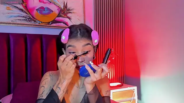 LauraAristizabal online show from November 30, 1:15 pm