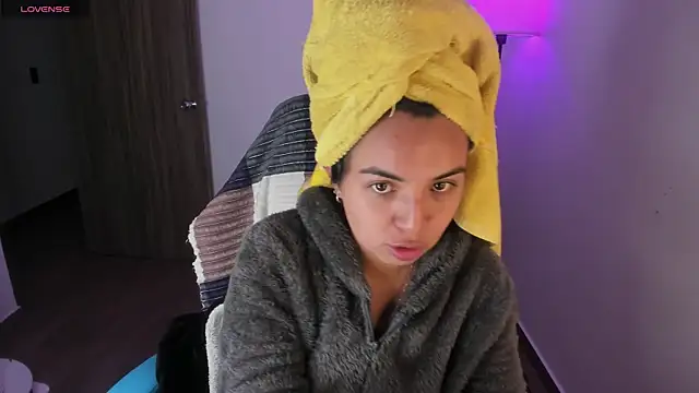 Emily Nicole online show from November 20, 2:12 am