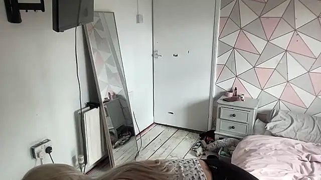 Bustyblondebabe32 online show from April 12, 9:01 am