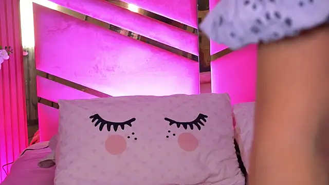 Snapshot of LittleeCutee chatting on September 23, 7:17 am LittleeCutee online show from September 23, 7:17 am