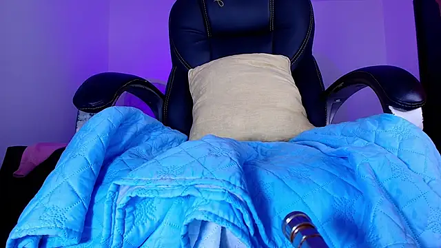 naomi kyse online show from April 17, 3:08 am