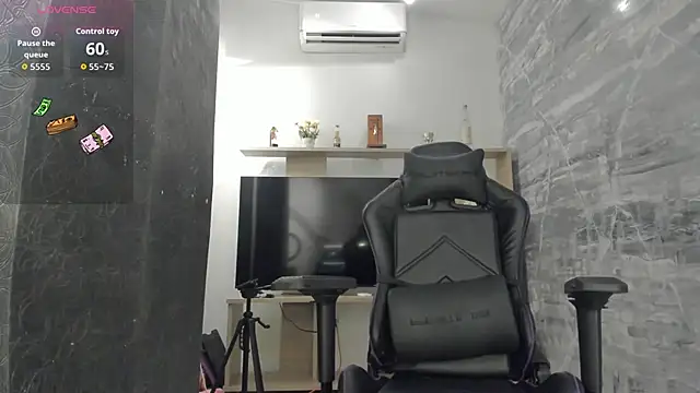 Snapshot of LunaBaker-1 chatting on October 9, 8:24 pm LunaBaker-1 online show from October 9, 8:24 pm