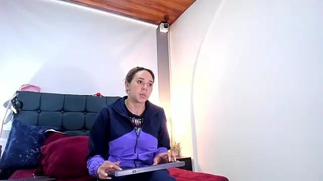 Snapshot of charlott_lens chatting on September 22, 2:15 pm charlott lens online show from September 22, 2:15 pm