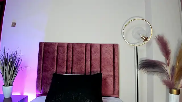 NoraDasilva online show from March 8, 2:21 pm