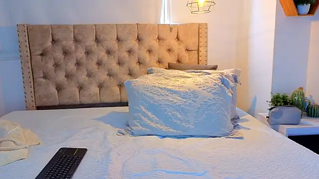 KeryHillson online show from February 20, 12:50 pm