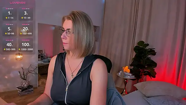 Annie Light online show from March 21, 9:03 am